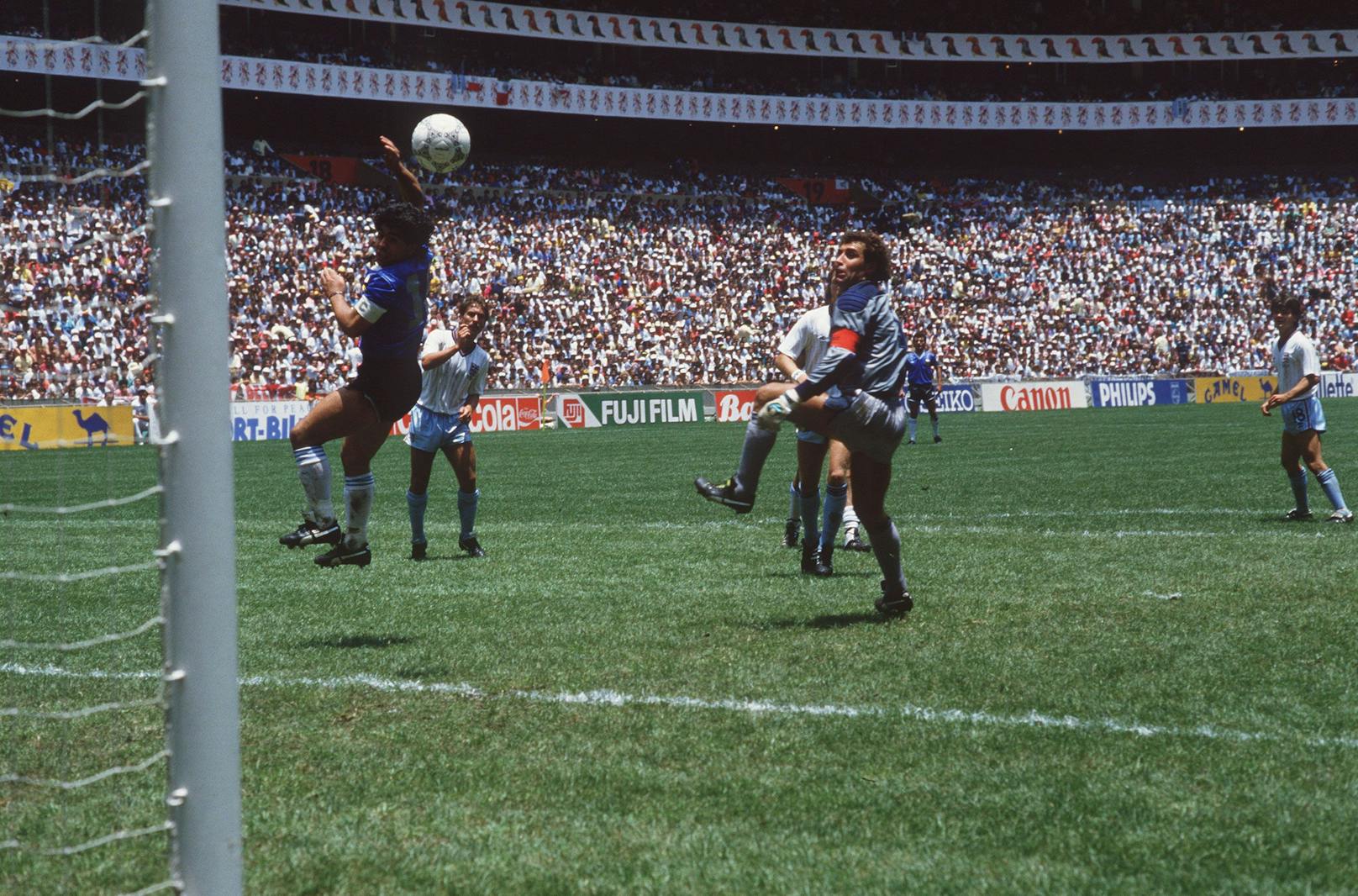 1986 schießt Maradona bei der WM sein legendäres Tor, das ihm den Spitznamen "Hand Gottes" einbringt. Argentinien gewinnt mit seinem Spielmacher die Weltmeisterschaft – die Krönung seiner Karriere.