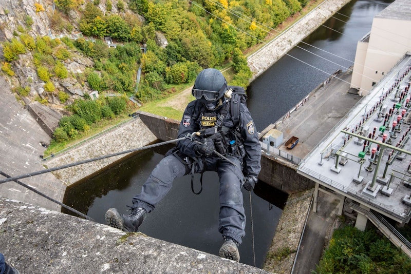 Die Seiltechniker der Spezialeinheit "WEGA" beim Training
