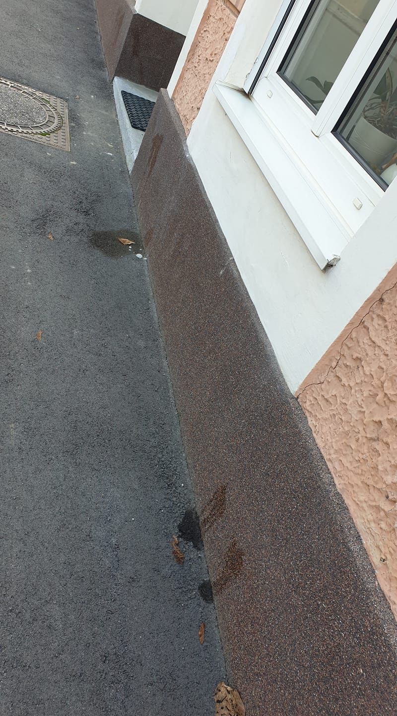 Hausbewohner ärgern sich über die Hundebesitzer.