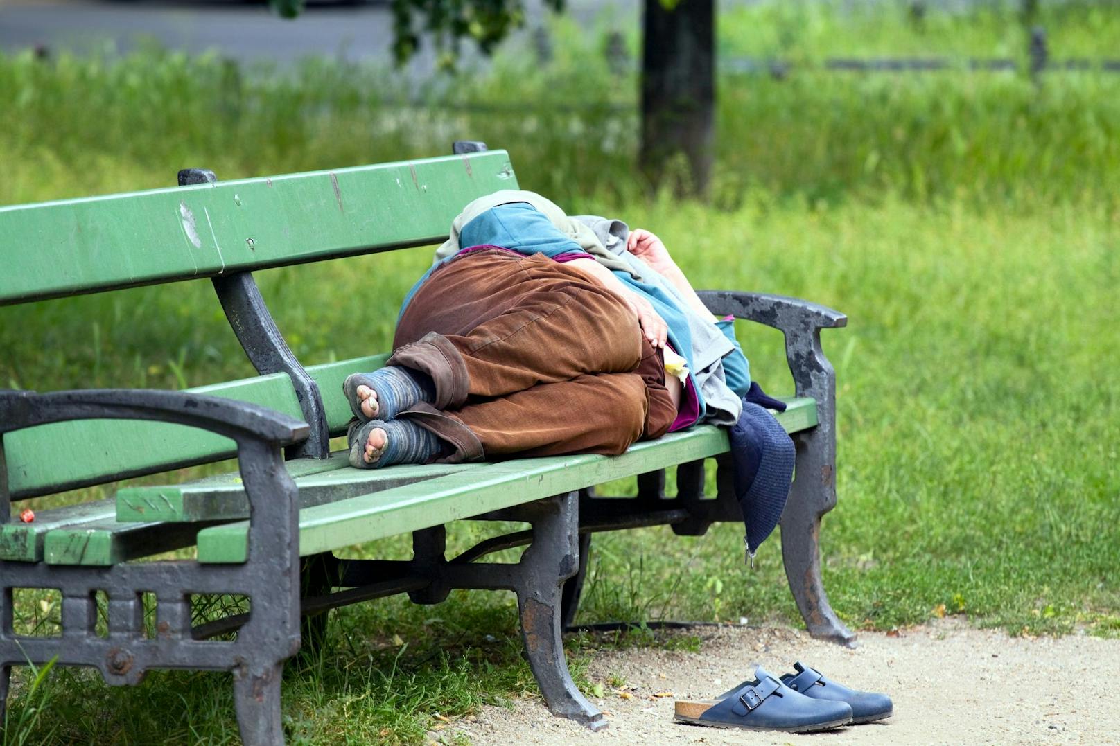 Oft sind Obdachlose dem ganzen Tag der Hitze im Freien ausgesetzt. (Symbolbild)