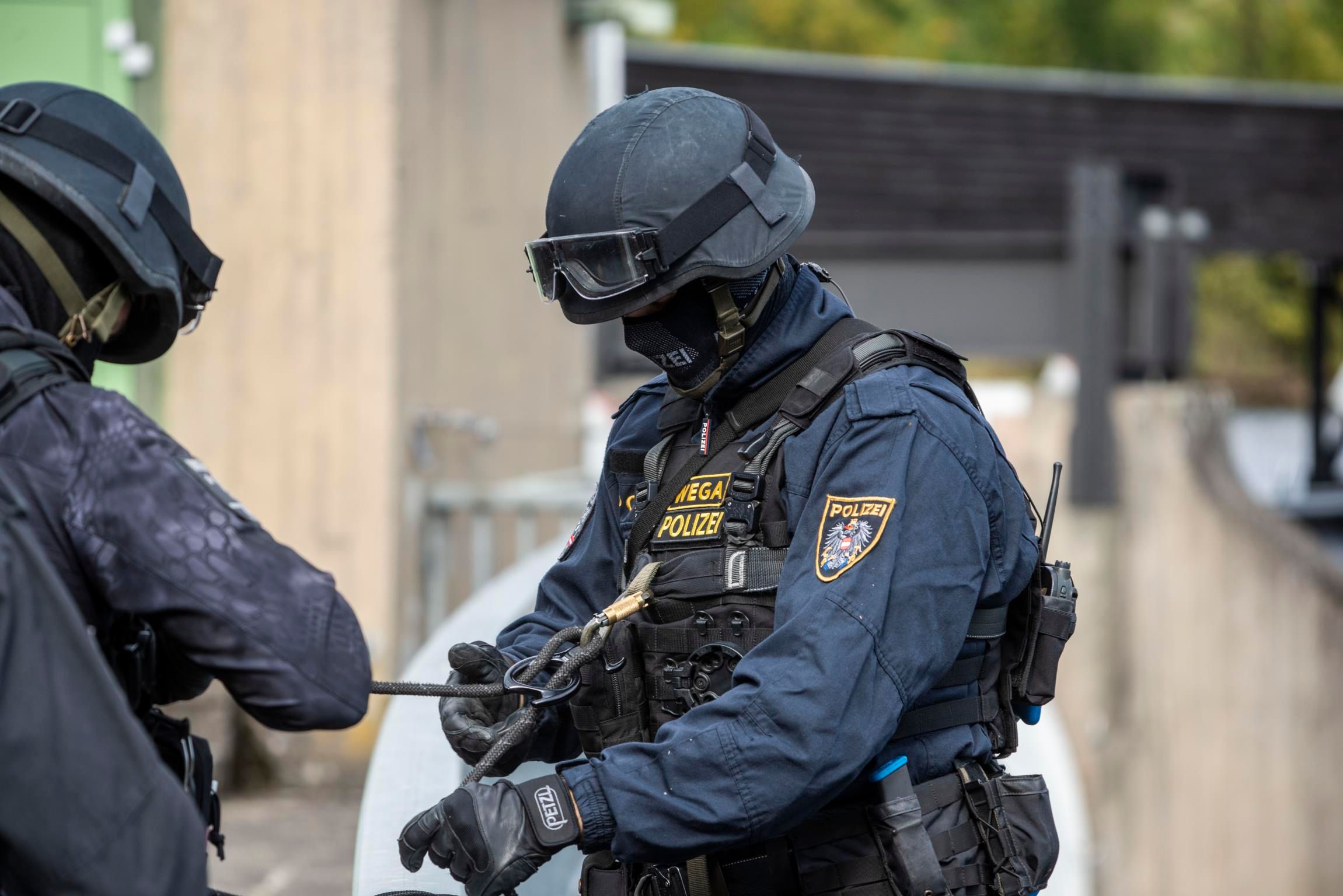 Die Seiltechniker der Spezialeinheit "WEGA" beim Training