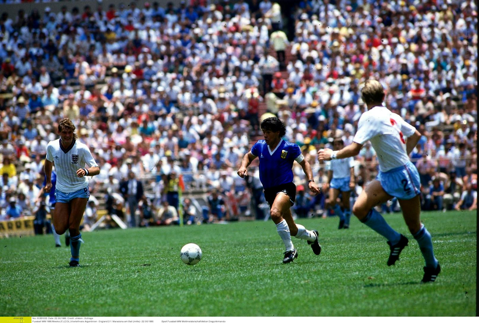 Diego Maradona gegen England bei der WM 1986. 
