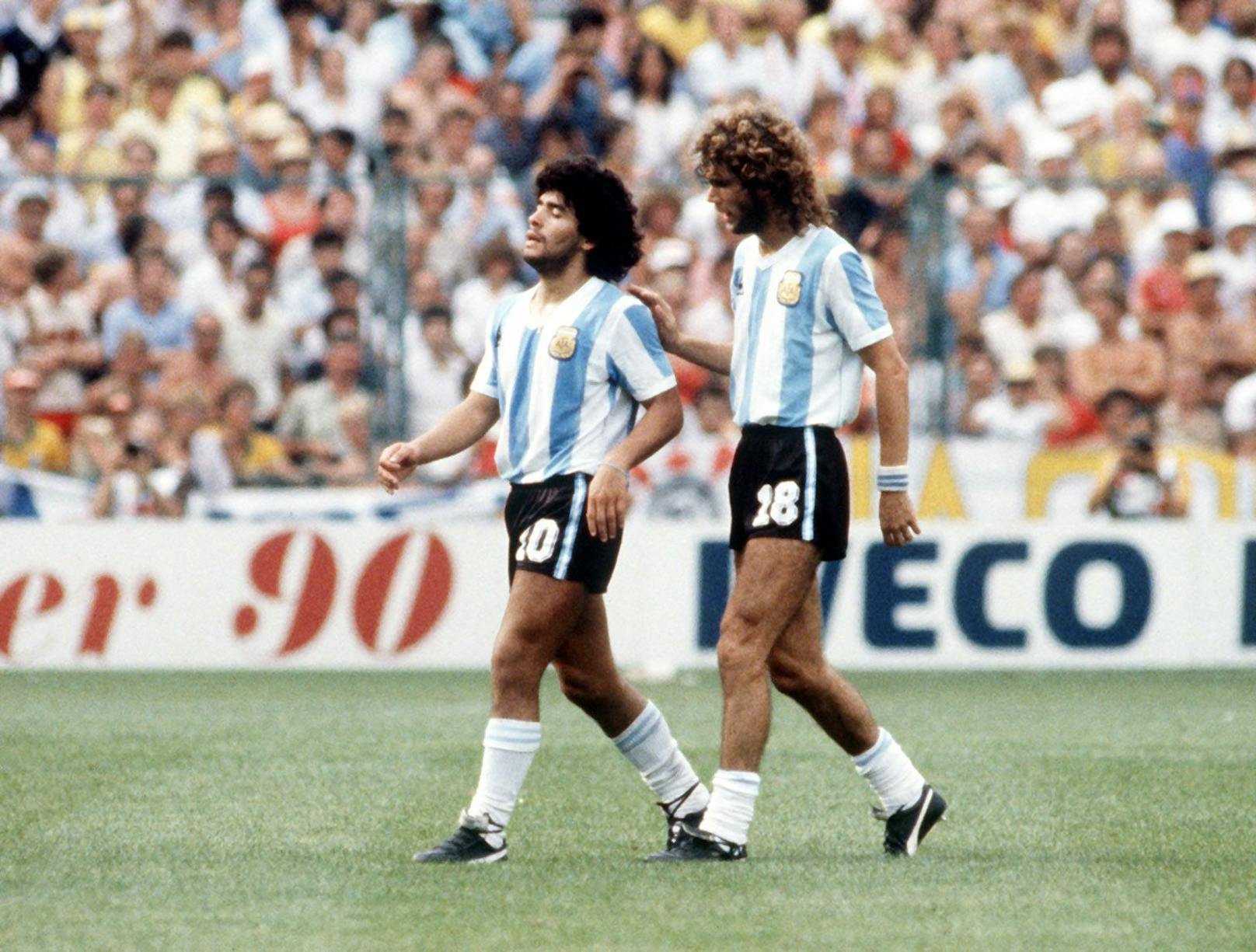 Spielmacher Diego Maradona (l) wird nach einem schweren Foul des Feldes verwiesen. Abwehrspieler Alberto Tarantini tröstet ihn. Die argentinische Fußballnationalmannschaft verliert am 02.07.1982 vor 44.000 Zuschauern im Sarria-Stadion in Barcelona das Weltmeisterschaftsspiel der 2. Finalrunde als Titelverteidiger gegen den Erzrivalen Brasilien mit 1:3 und muss ausscheiden. 