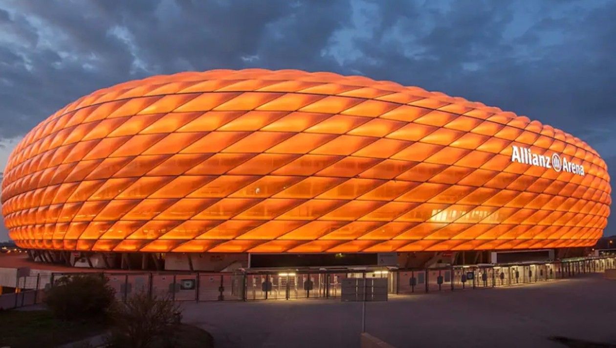 Die Allianz Arena in Orange
