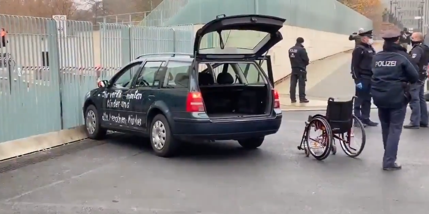 Auto rammt Tor des Bundeskanzleramtes in Berlin