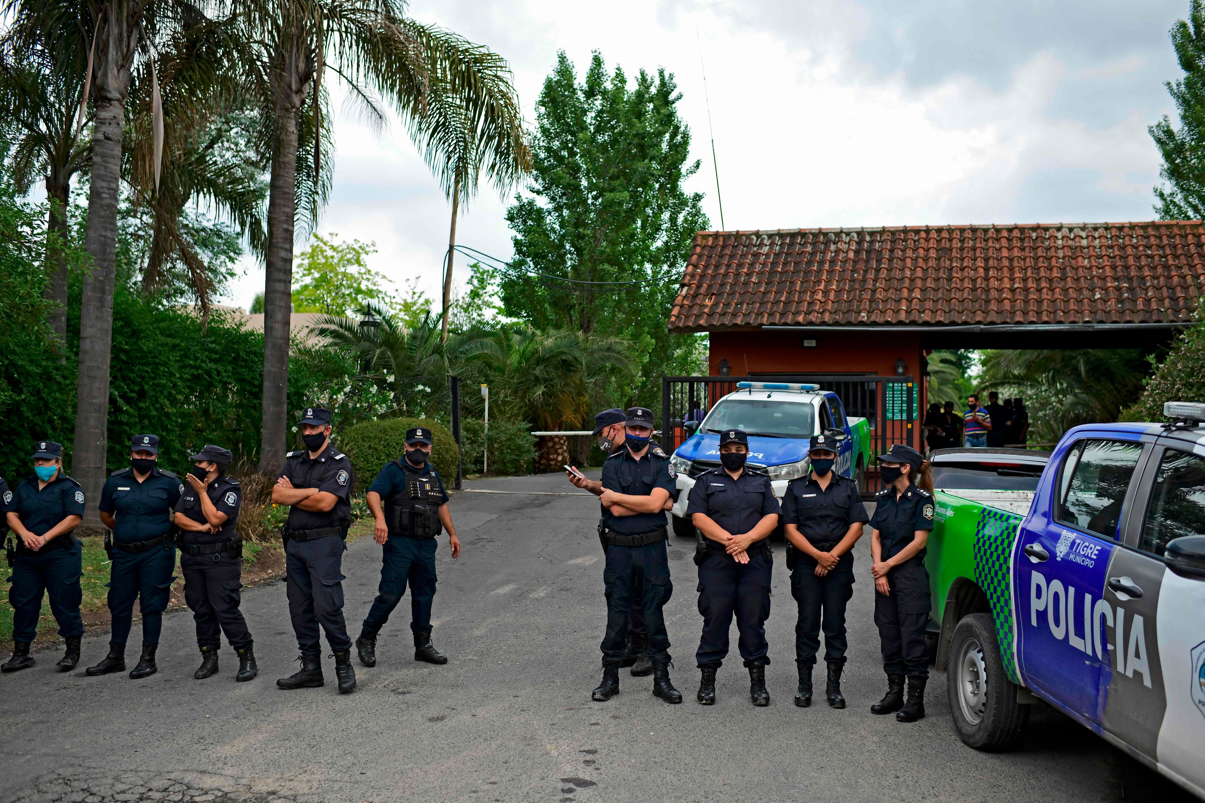 Die Polizei sichert das Maradona-Anwesen. 