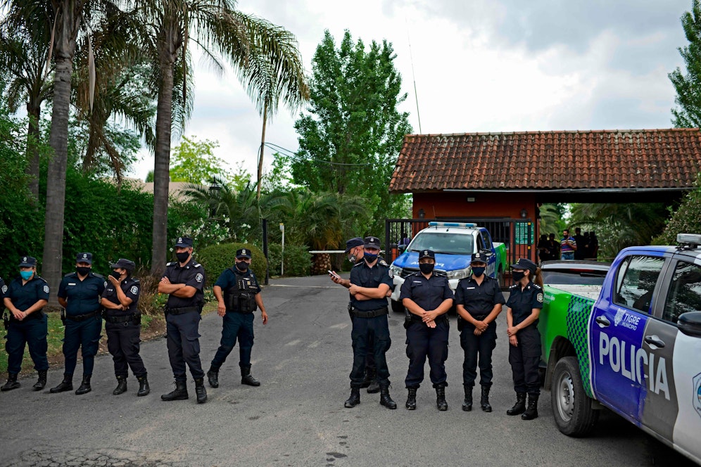 Die Polizei sichert das Maradona-Anwesen. 