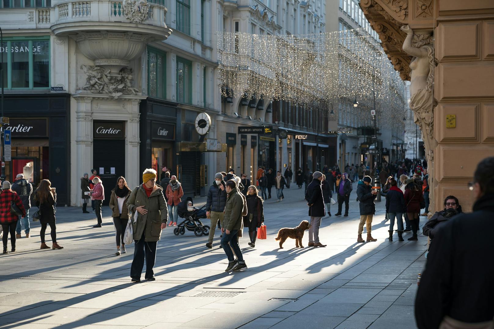 Spaziergänger während dem zweiten Lockdown aufgrund der Corona-Pandemie in der Wiener Innenstadt.