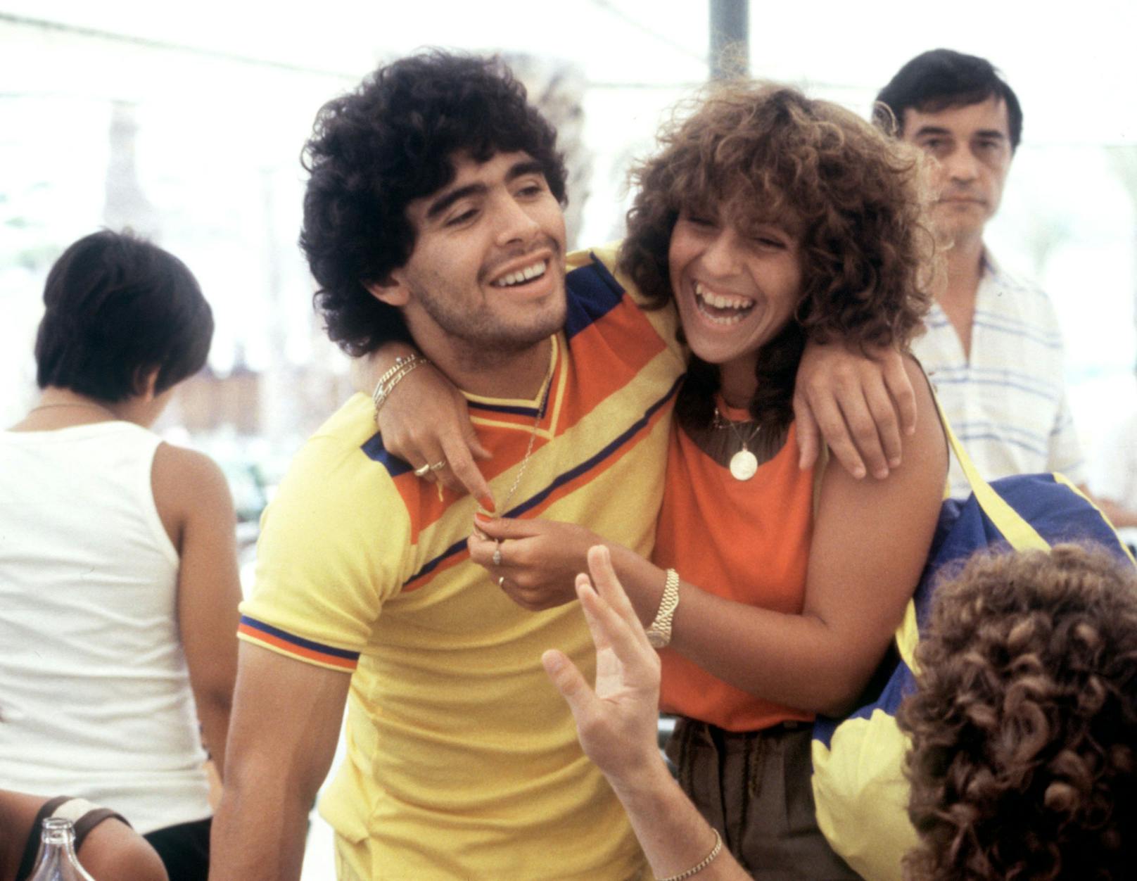 Diego Maradona schlendert am 19.06.1982 mit seiner Freundin Claudia Villafane durch Sevilla. Maradona genießt das trainingsfreie Wochenende bei der Fußball-Weltmeisterschaft in Spanien. 