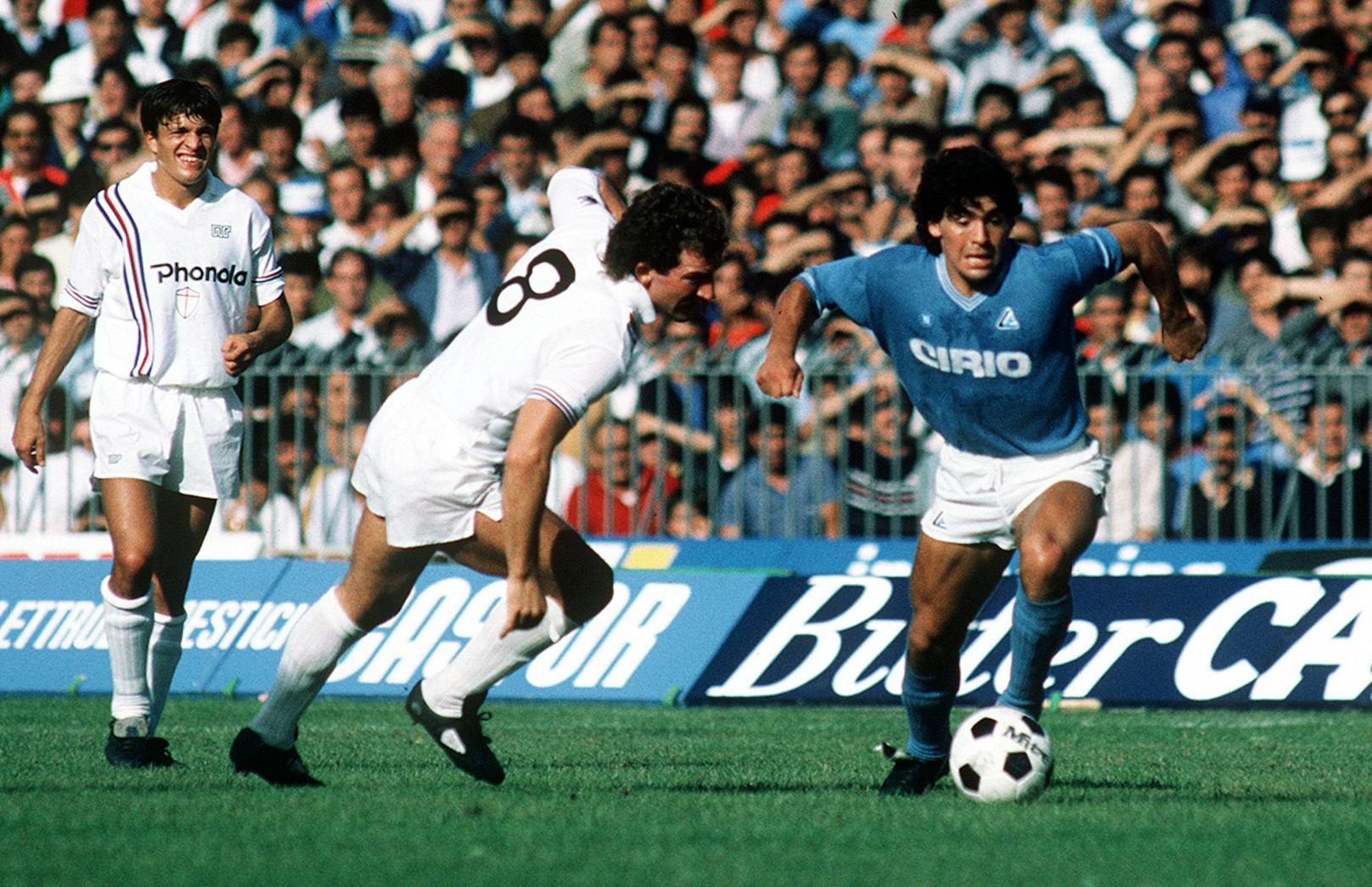 1984 wechselt er zu Napoli. Er spielt bis 91 für die Italiener. Noch heute wird er in Neapel vergöttert. 115 Tore in 259 Spiele, zwei italienische Meisterschaften – Maradona drückt dem Klub seinen Stempel auf. Er gerät in Neapel aber auch in die Fänge der Mafia und wird wegen Kokain-Missbrauchs gesperrt.