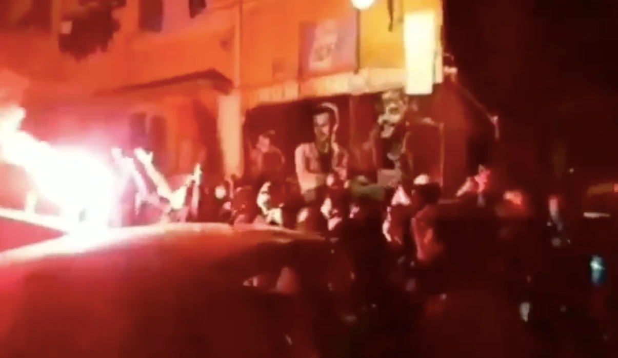 Die Napoli-Fans zünden Bengalos für ihren verstorbenen Helden.