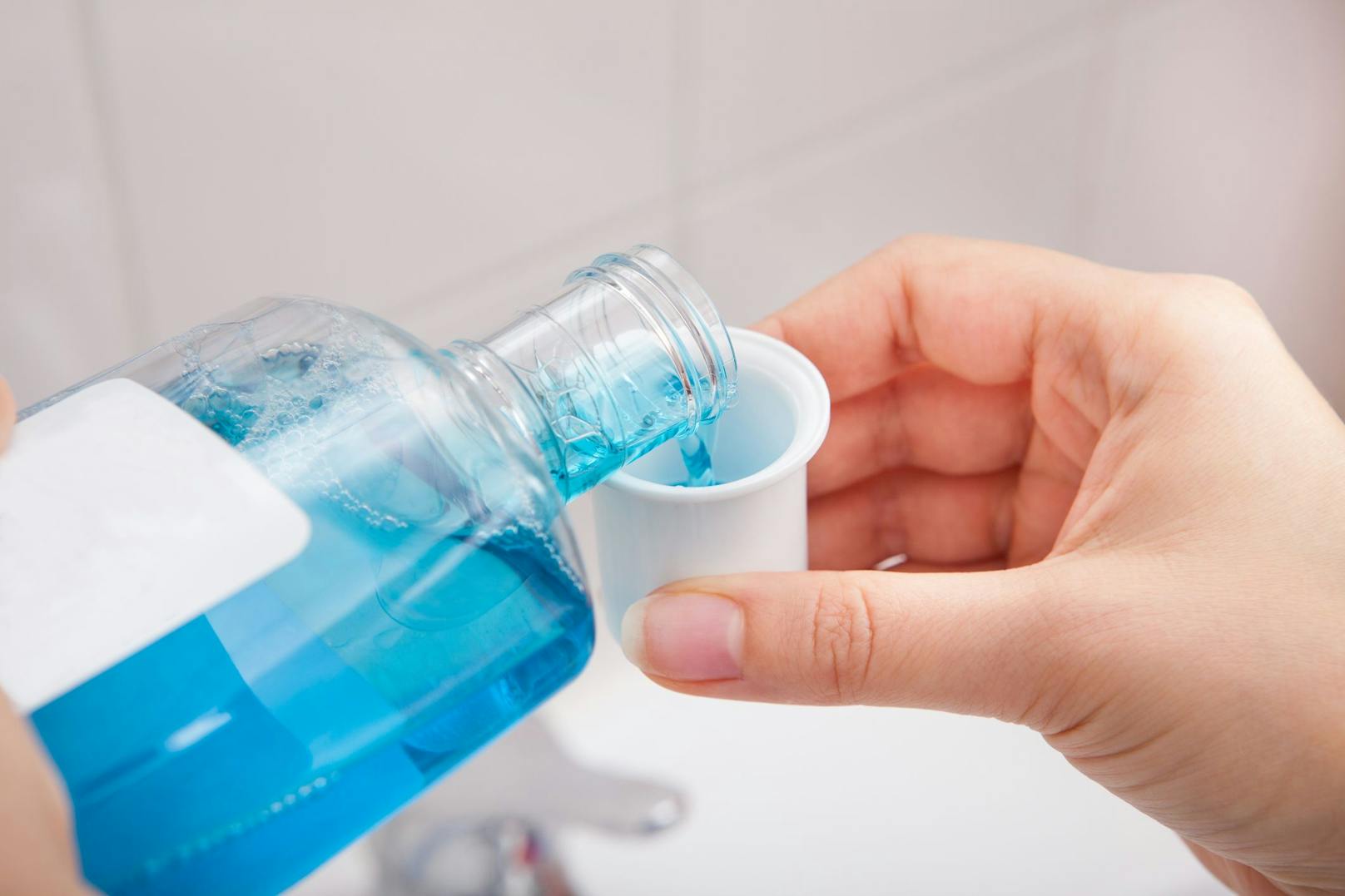 Die richtige Mundhygiene soll sehr entscheidend beim Infektionsrisiko sein. 