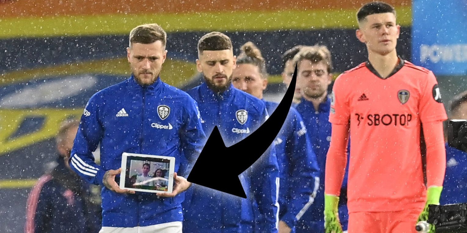 Leeds-Kapitän Cooper (l.) hält das Tablet in der Hand.