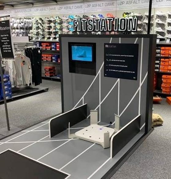 Auf der Fitstation werden in den XXL Sports Filialen bald 3D-Fußscans von Kunden vorgenommen.