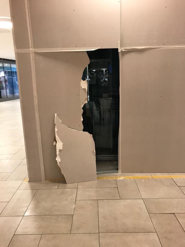 Bei der Auseinandersetzung stürzten die beiden Männer durch diese Wand.