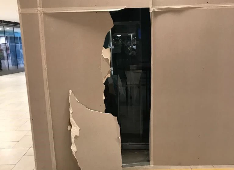Bei der Auseinandersetzung stürzten die beiden Männer durch diese Wand.