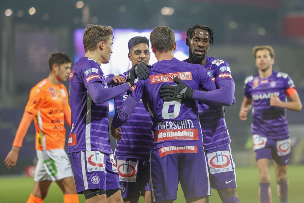 Die Austria feiert den Kantersieg gegen Hartberg. 