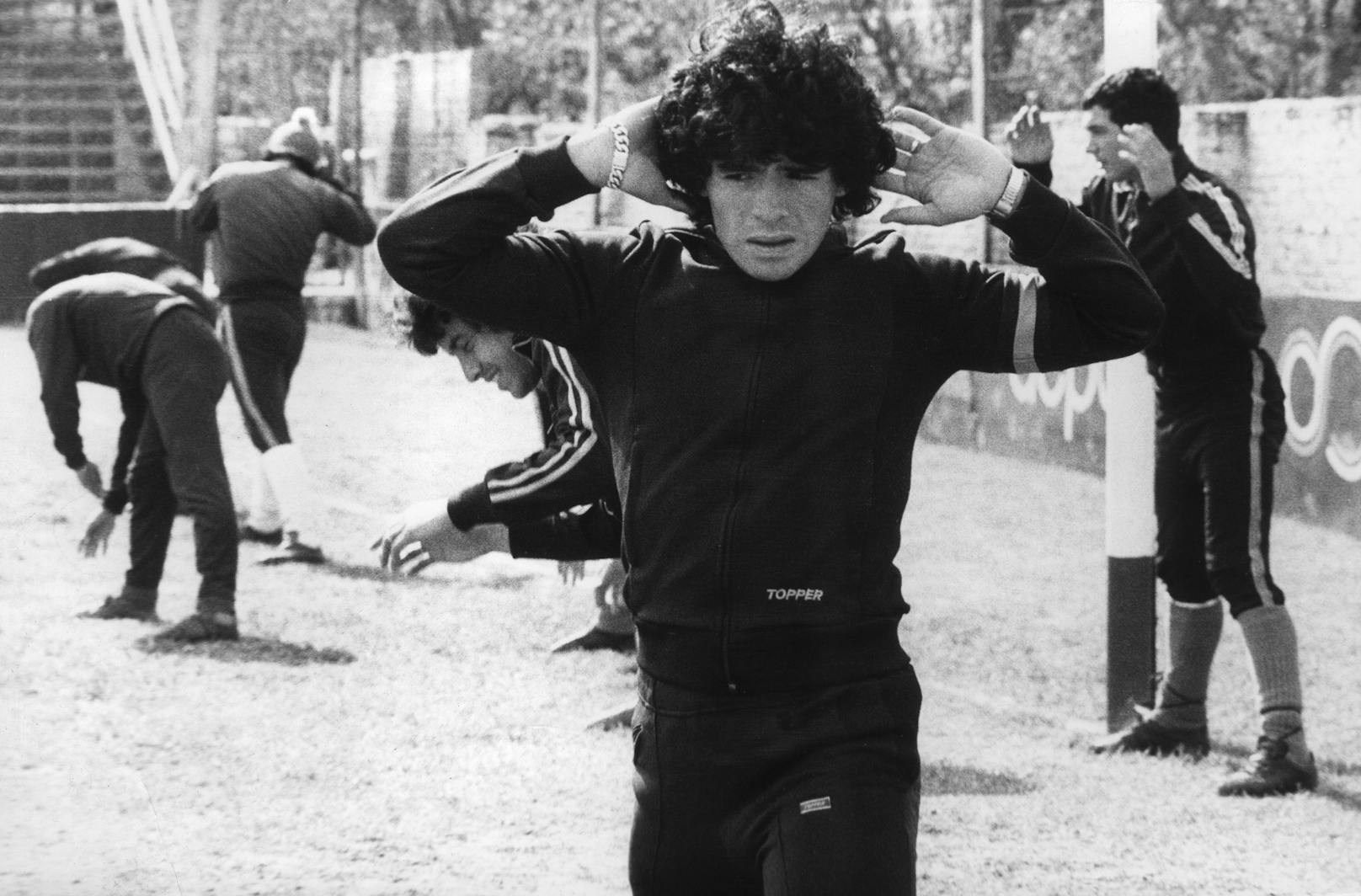 Mit 16 Jahren feiert Diego Maradona 1977 sein Debüt in der argentinischen Nationalmannschaft. Damit wurde er zum jüngsten Teamspieler.