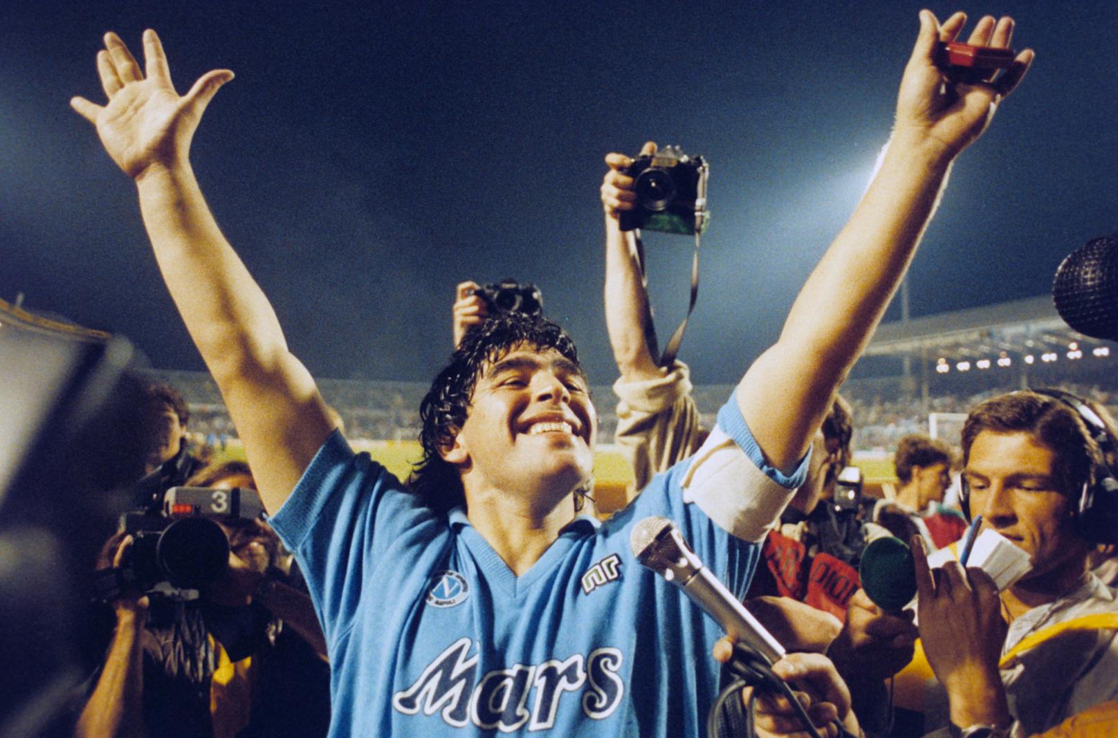 Diego Maradona, SSC Neapels, jubelt am 17. Mai 1989 über das 3:3 im Finalrückspiel des UEFA-Cups gegen den VfB Stuttgart, nachdem sie das Hinspiel 2:1 gewonnen hatten.