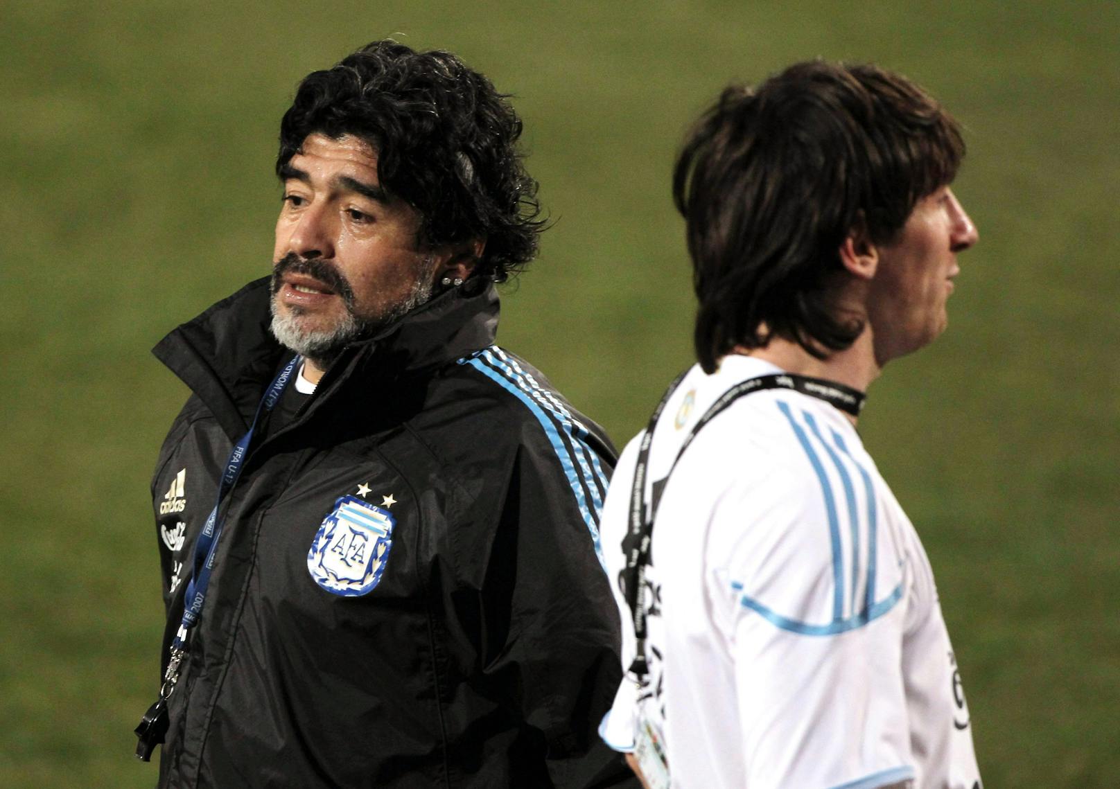 2010 verliert er zusammen mit Lionel Messi, seinem Nachfolger, das WM-Viertelfinale gegen Deutschland mit 0:4.