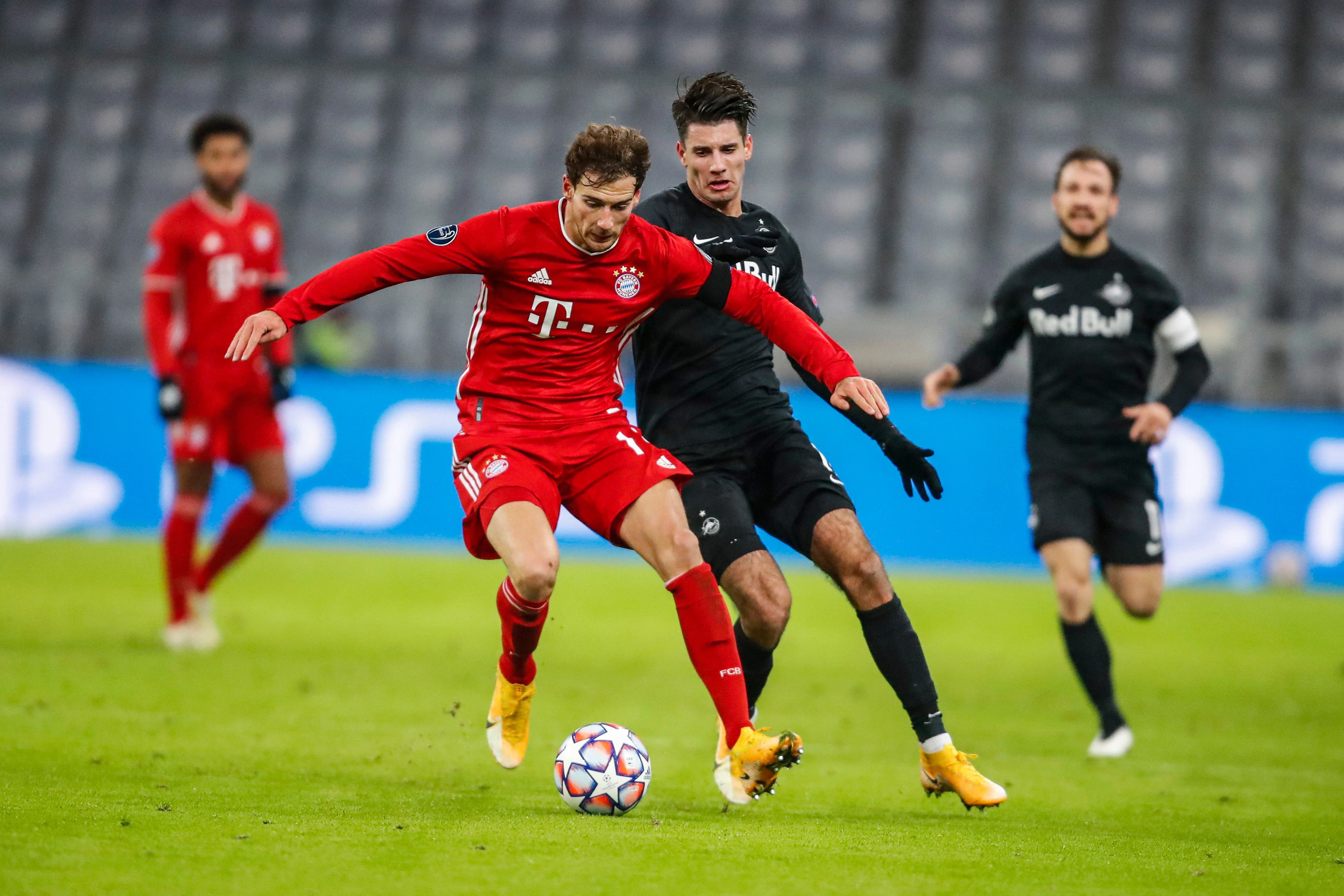 Dominik Szoboszlai im Zweikampf mit Leon Goretzka.