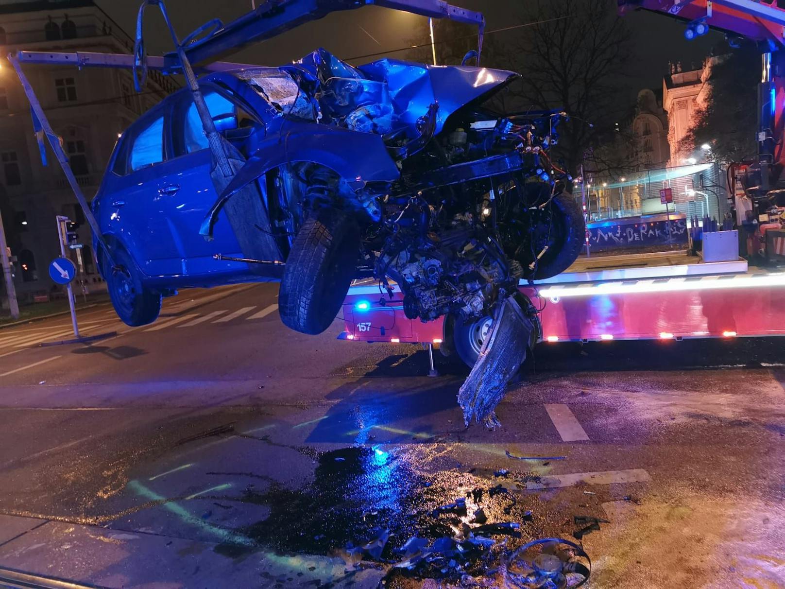 In der Nacht auf Dienstag ist ein Autofahrer bei einem Verkehrsunfall in Wien schwer verletzt worden.