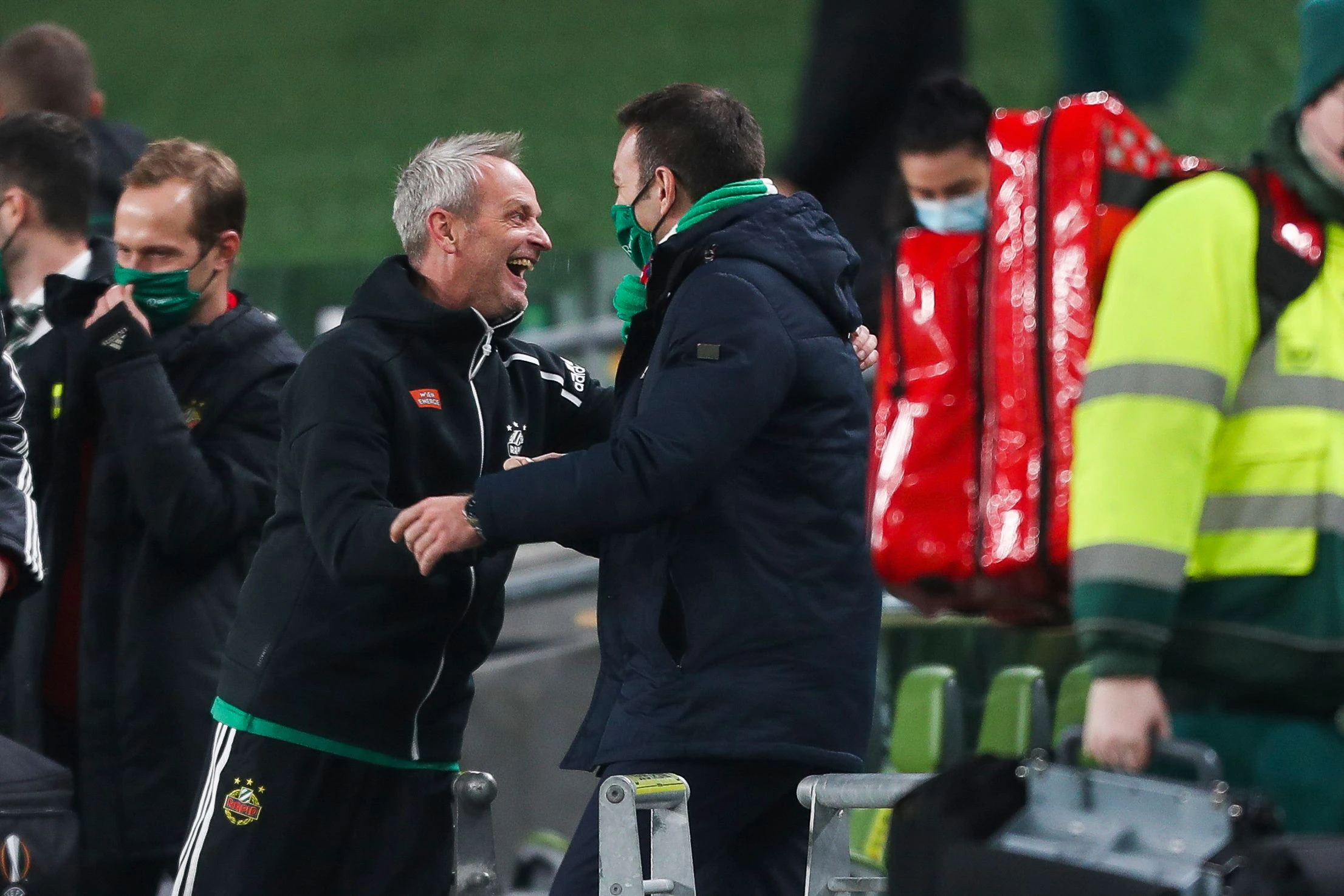 Co-Trainer Manfred Nastl jubelt in Abwesenheit von Didi Kühbauer über den Auswärtssieg.