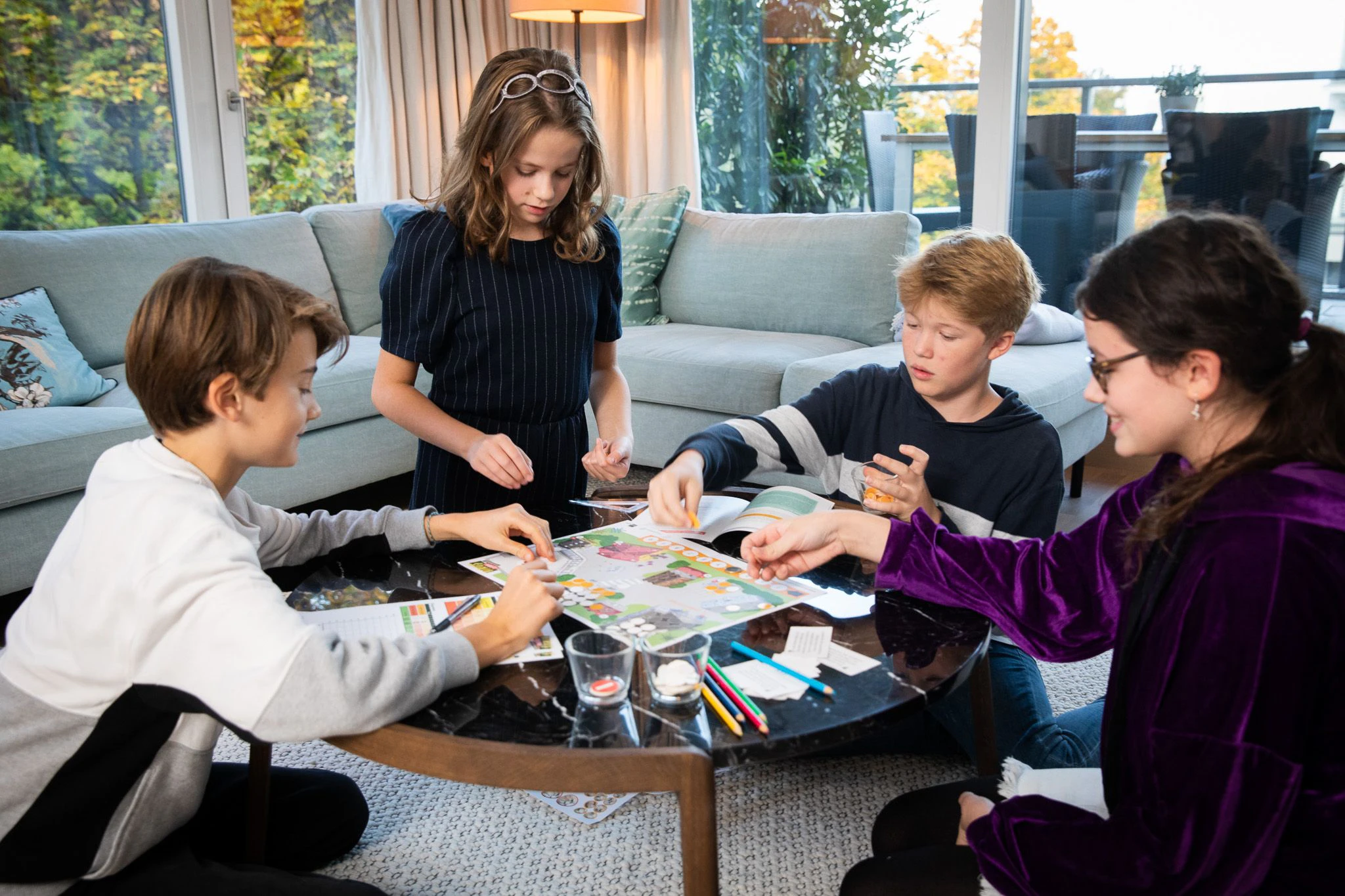 Kinder beim Spielen des Brettspiels.