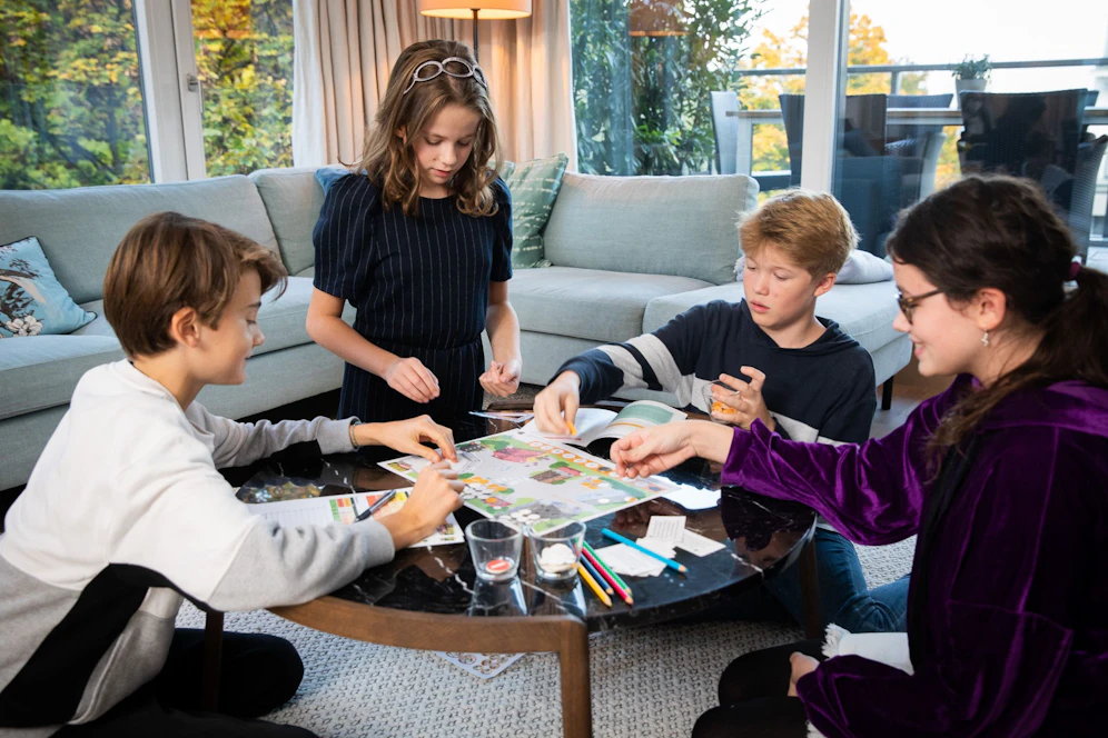 Kinder beim Spielen des Brettspiels.
