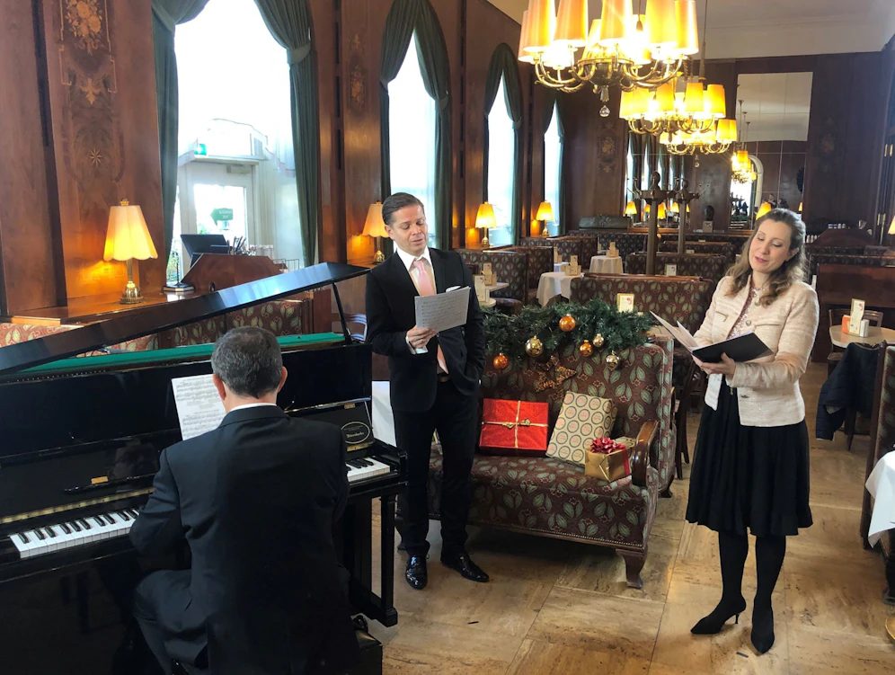 Mit ihrem musikalischen Adventkalender wollen die Musiker von Vienn[A]rtNetwork (hier Michael Havlicek und Sabina Eisinger bei den Aufnahmen im Café Landtmann) trotz Lockdowns ein wenig Weihnachtsstimmung in die Wiener Wohnzimmer bringen. Der Musikkalender kostet 12,90 Euro, der Erlös unterstützt die Wiener Kulturszene und die Gastronomie.