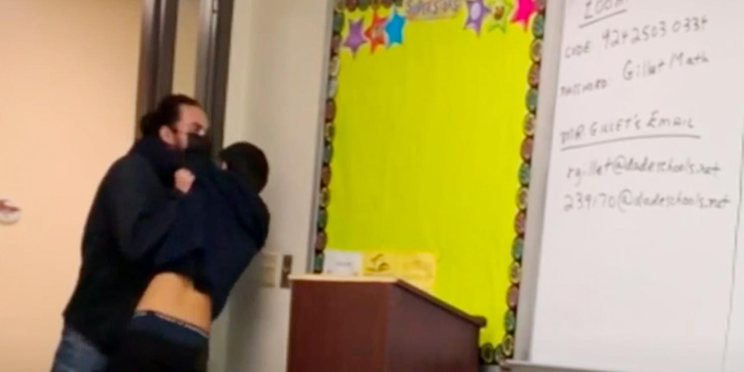 Der Lehrer und der Schüler lieferten sich ein Handgemenge. 