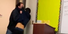 Lehrer ringt Schüler nieder, weil der aufs Klo wollte
