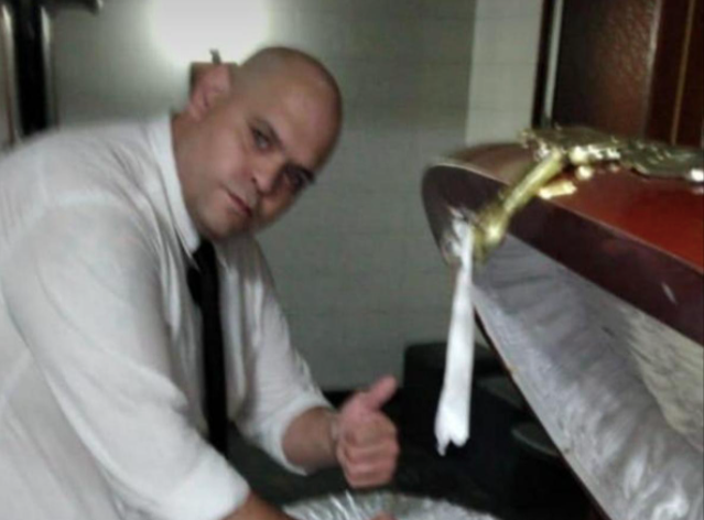 Diego Molina posierte mit der Leiche von Diego Maradona und löste damit einen Aufschrei aus.