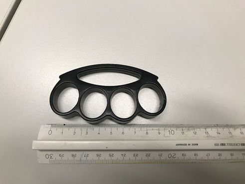 Der 14-Jährige hatte einen Schlagring dabei sich.