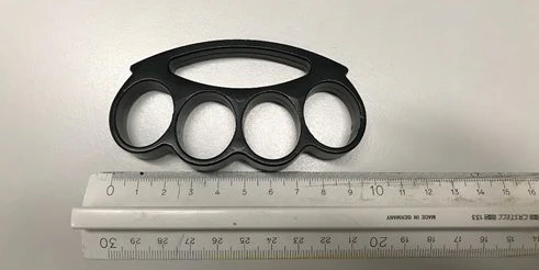 Der 14-Jährige hatte einen Schlagring dabei sich.