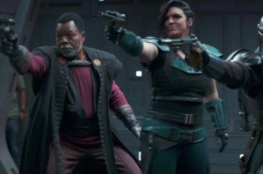 Ganz links ist der Typ mit T-Shirt und Jeans zu sehen