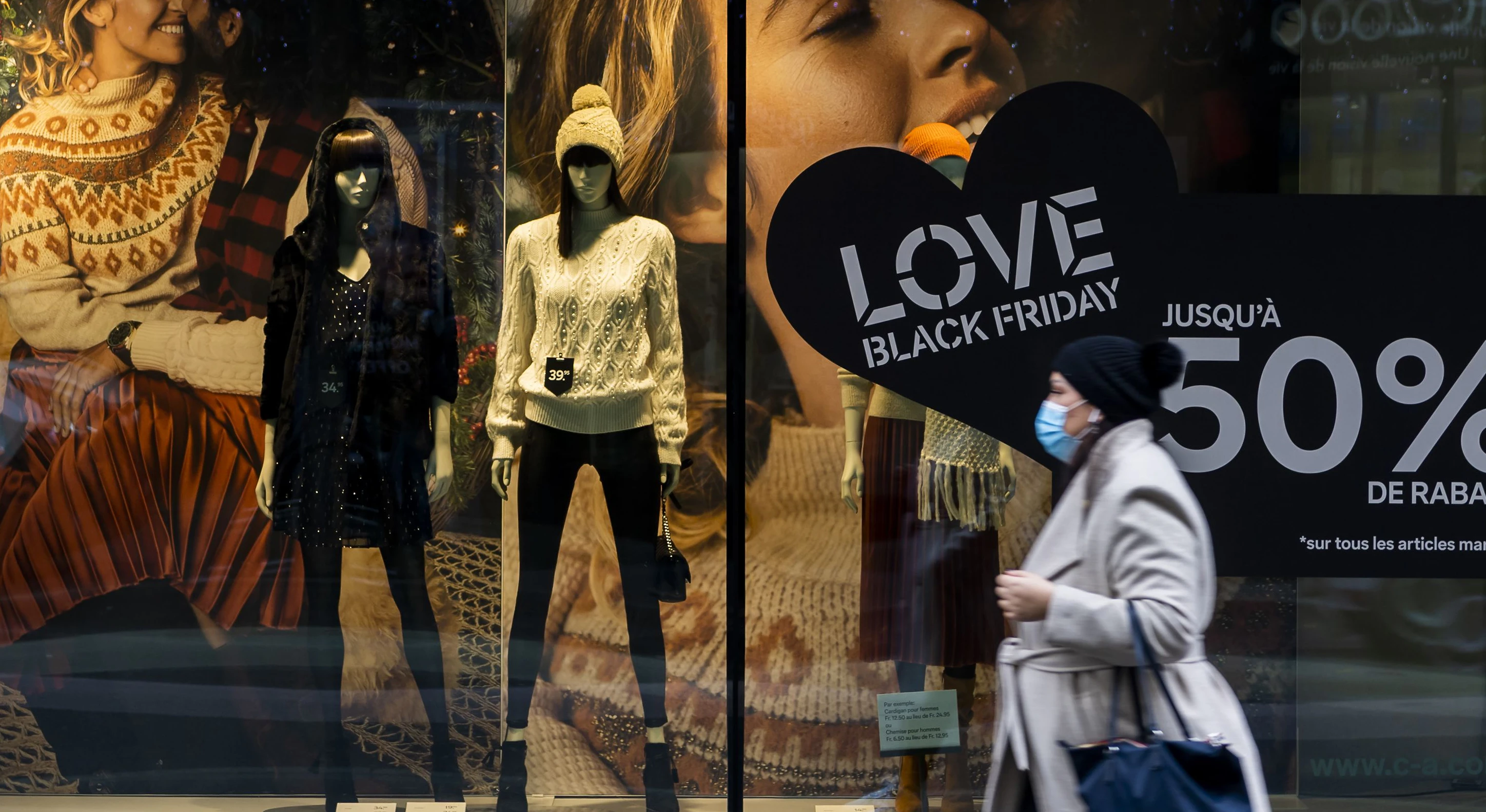 Download von www.picturedesk.com am 26.11.2020 (10:59).  Une personne avec un masque de protection marche devant une annonce Black Friday devant un magasin C&A lors de la crise du Coronavirus (Covid-19) le mercredi 25 novembre 2020 a Lausanne. (KEYSTONE/Jean-Christophe Bott) - 20201125_PD1894 - Rechteinfo: Rights Managed (RM)