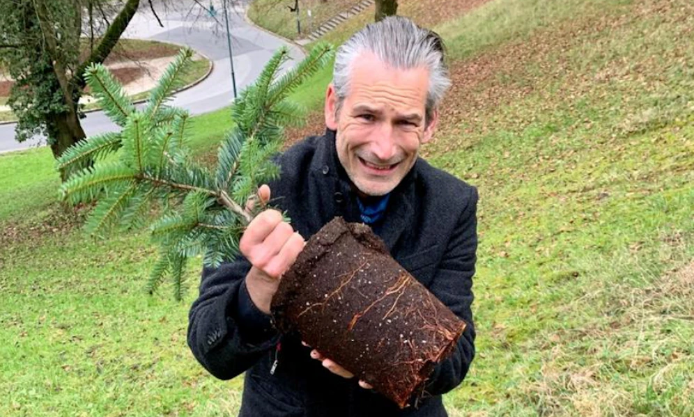 Lorenz Potocnik mit dem neu gepflanzten Baum am Bauernberg.