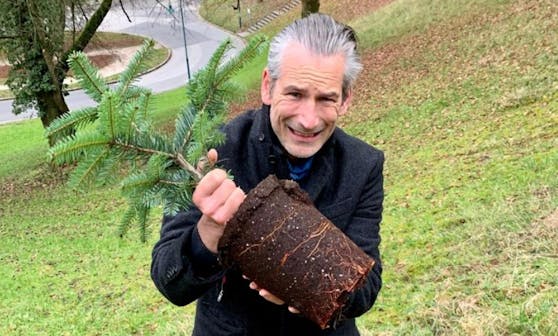 Lorenz Potocnik mit dem neu gepflanzten Baum am Bauernberg.