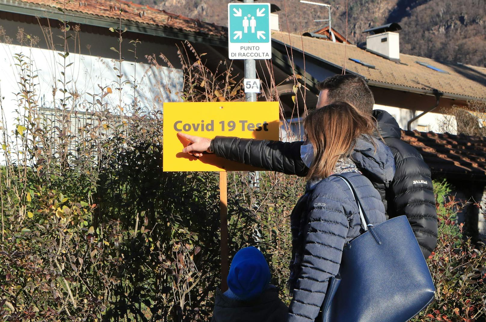 Ein Mann und seine Familie warten in der Teststraße der Massentests in Auer, Südtirol am 20. November 2020