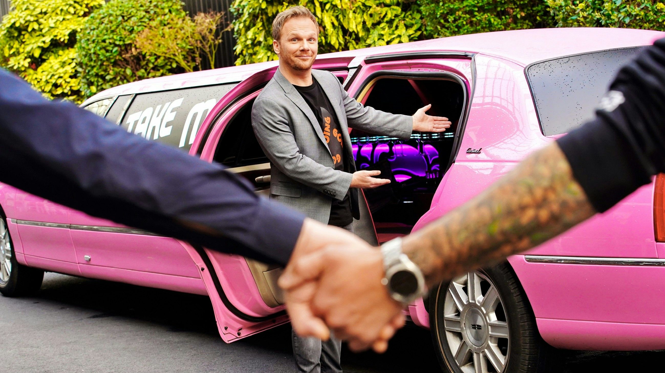 Nach erfolgreicher Kuppelei geht es mit einer Stretch-Limousine in Richtung Candle-Light-Dinner und Liebesglück.<br>