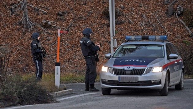 Eine Alarmfahndung nach einem dunklen Kombi läuft.