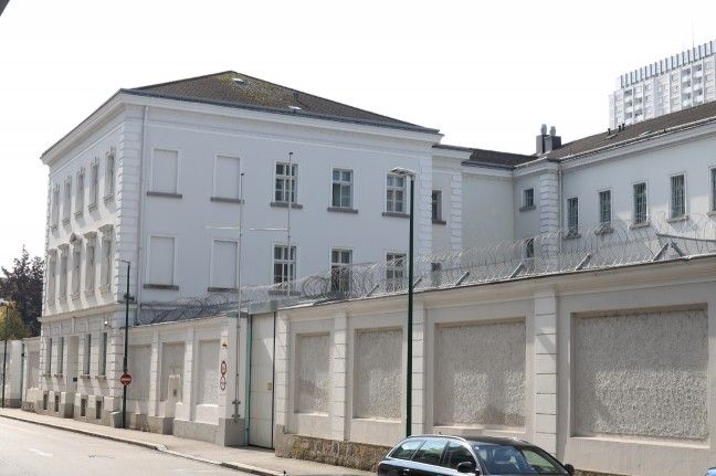 Der Bursch wurde in die Justizanstalt Wels gebracht. 