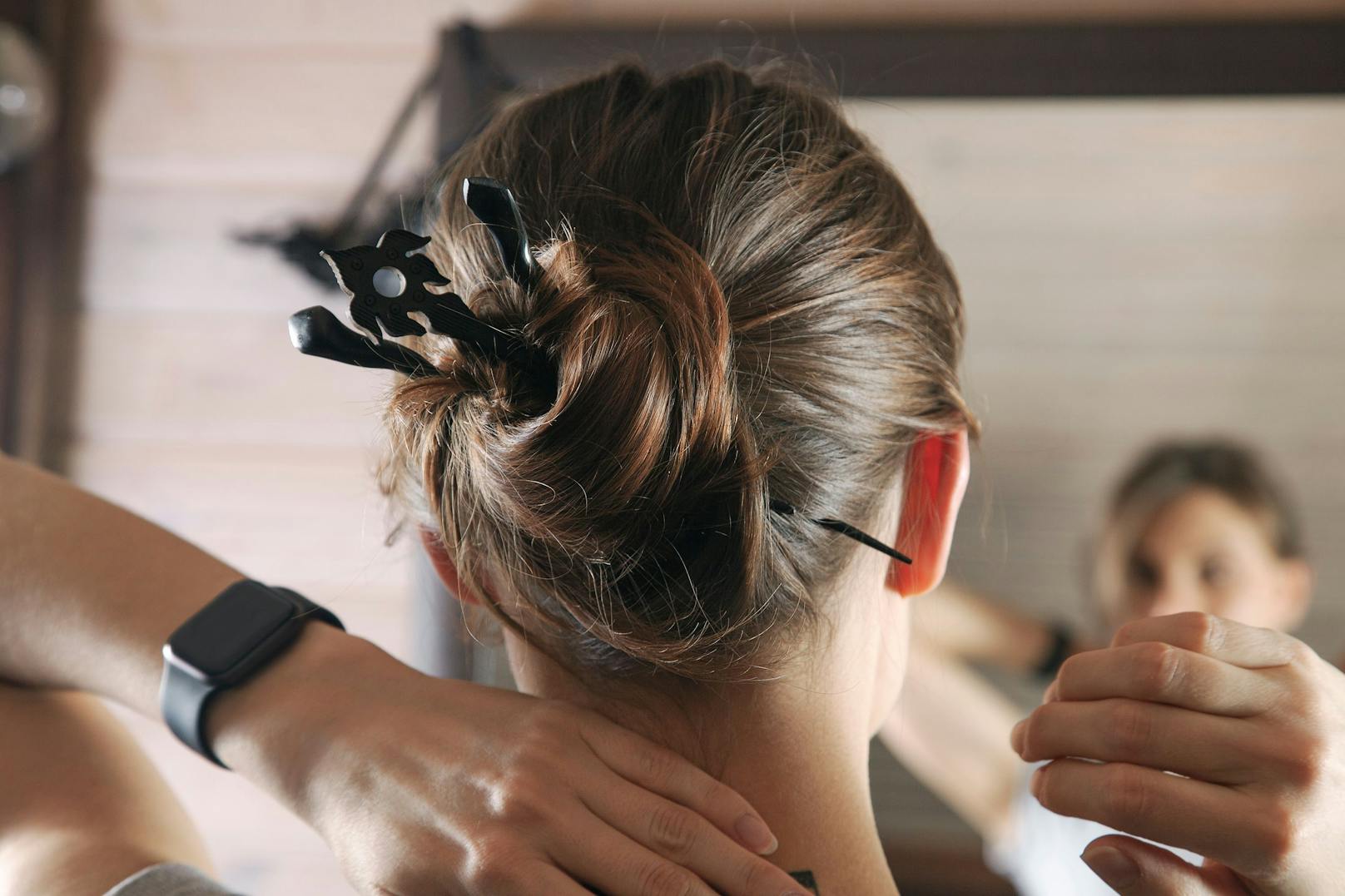Diese Tipps lassen den "bösen" Haaransatz - zumindest fast - verschwinden.