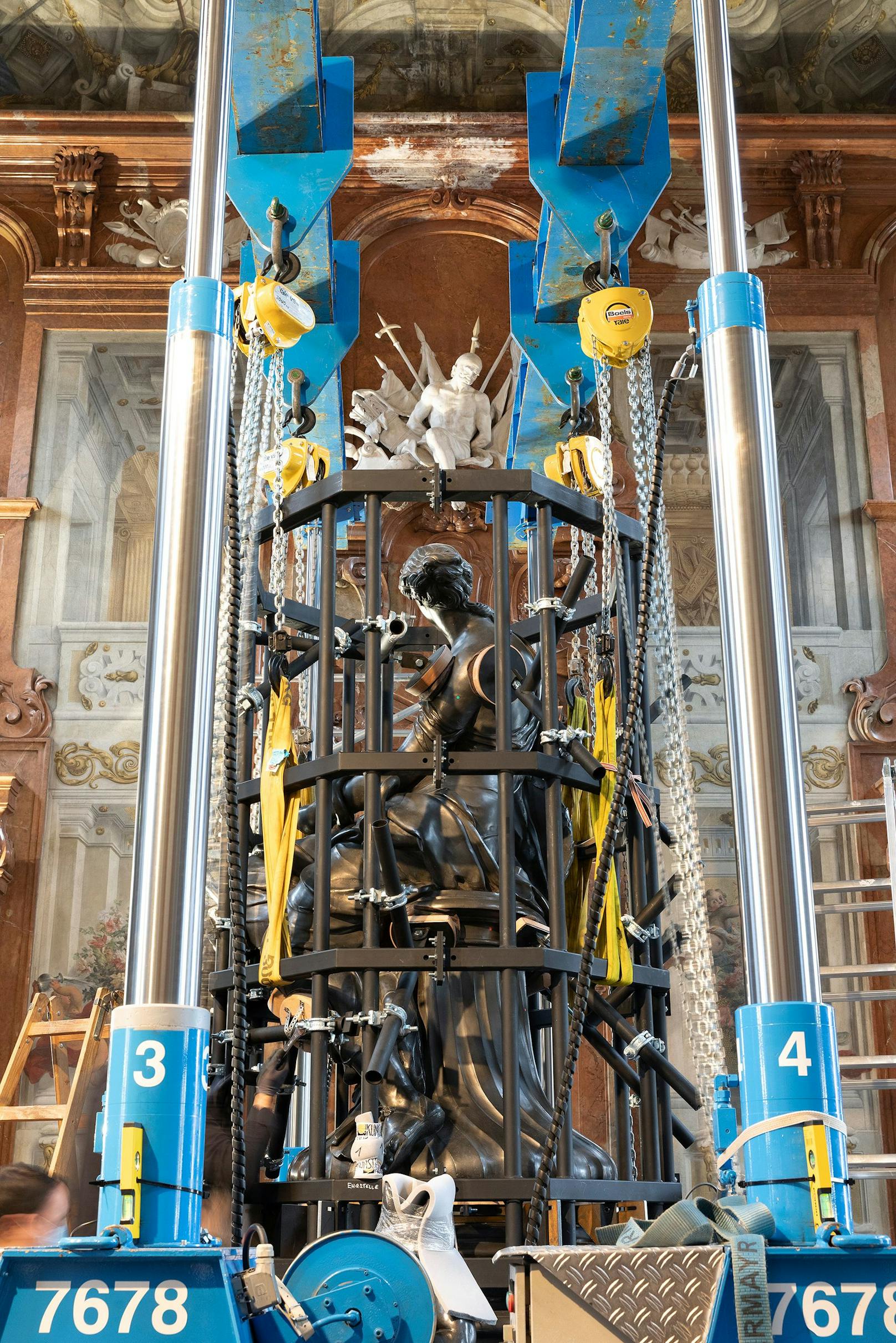 Über eine Leihdauer von 99 Jahren waren sie im Belvedere aufgestellt. Nun wurden die Skulpturen abgebaut und zur Restaurierung ins Depot des Wien Museums gebracht.