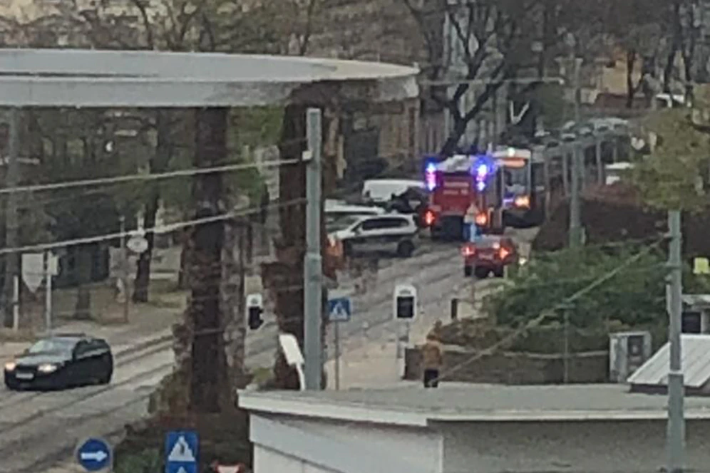 Dieser Autofahrer suchte sich einen denkbar ungünstigen Parkplatz aus