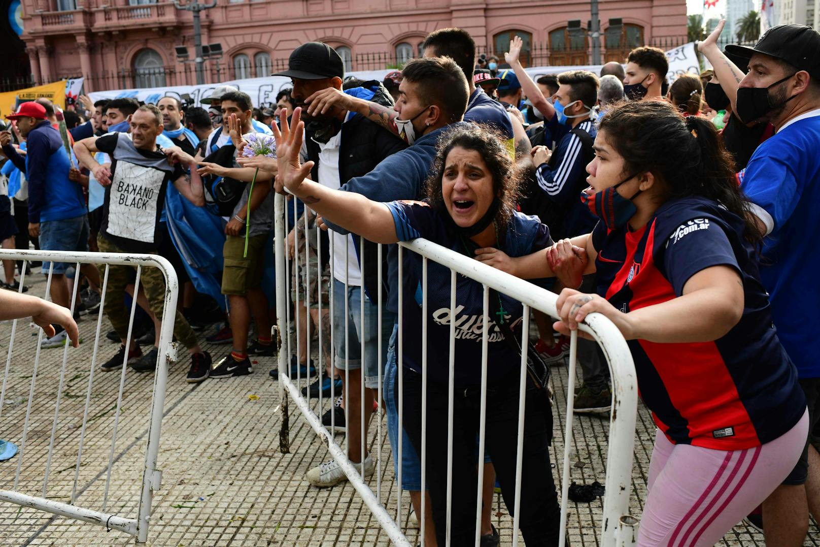 Fan-Tumulte bei der Verabschiedung von Diego Maradona. 