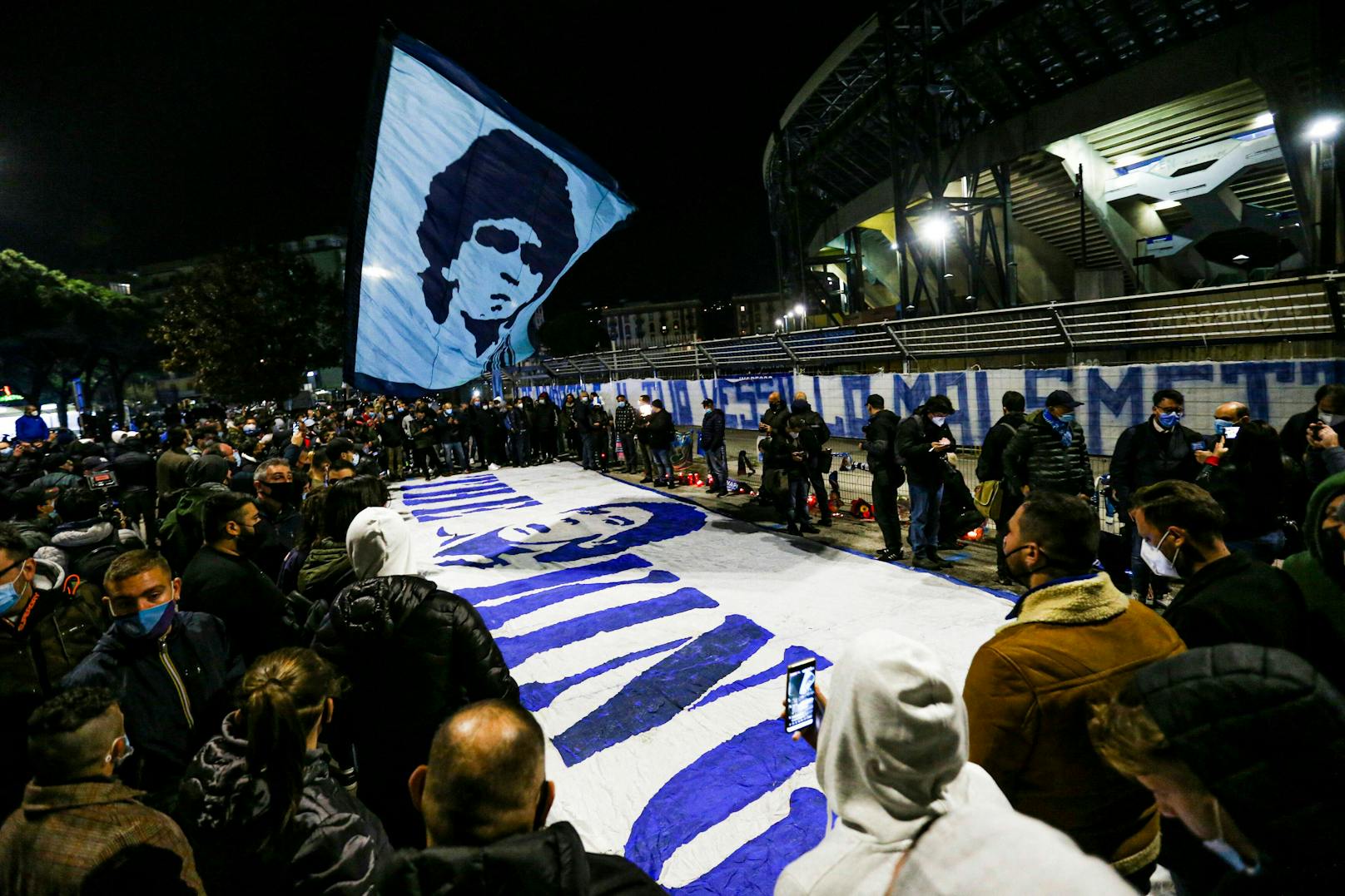 Fans gedenken Maradona vor dem San Paolo.