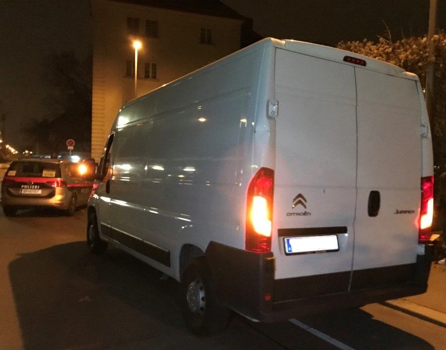 Ein Schlepperfahrzeug wurde mitten in der Nacht angehalten.