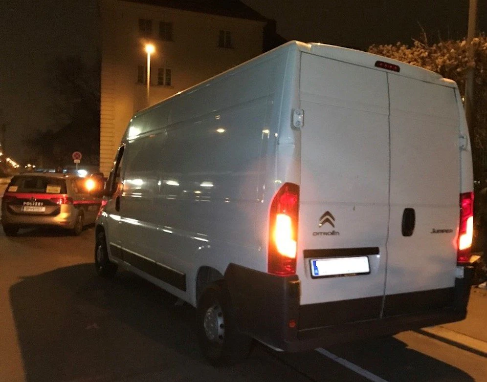 Dieses Schlepperfahrzeug wurde mitten in der Nacht angehalten. Neun Personen befanden sich im Frachtraum.